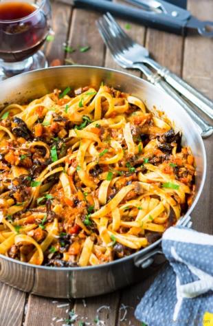 mushroom-bolognese-pasta-dinner-chefdehome